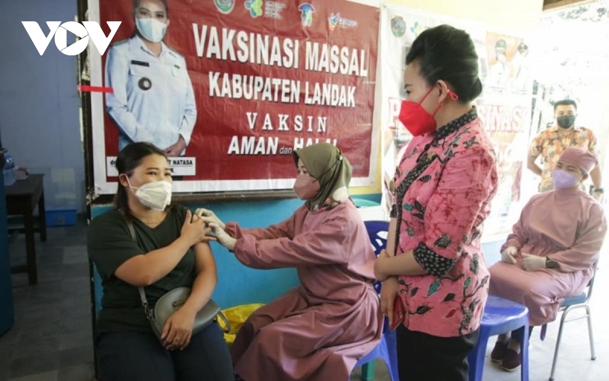 Kinh nghiệm Indonesia tiêm tăng cường vaccine Covid-19 khi Omicron lan rộng